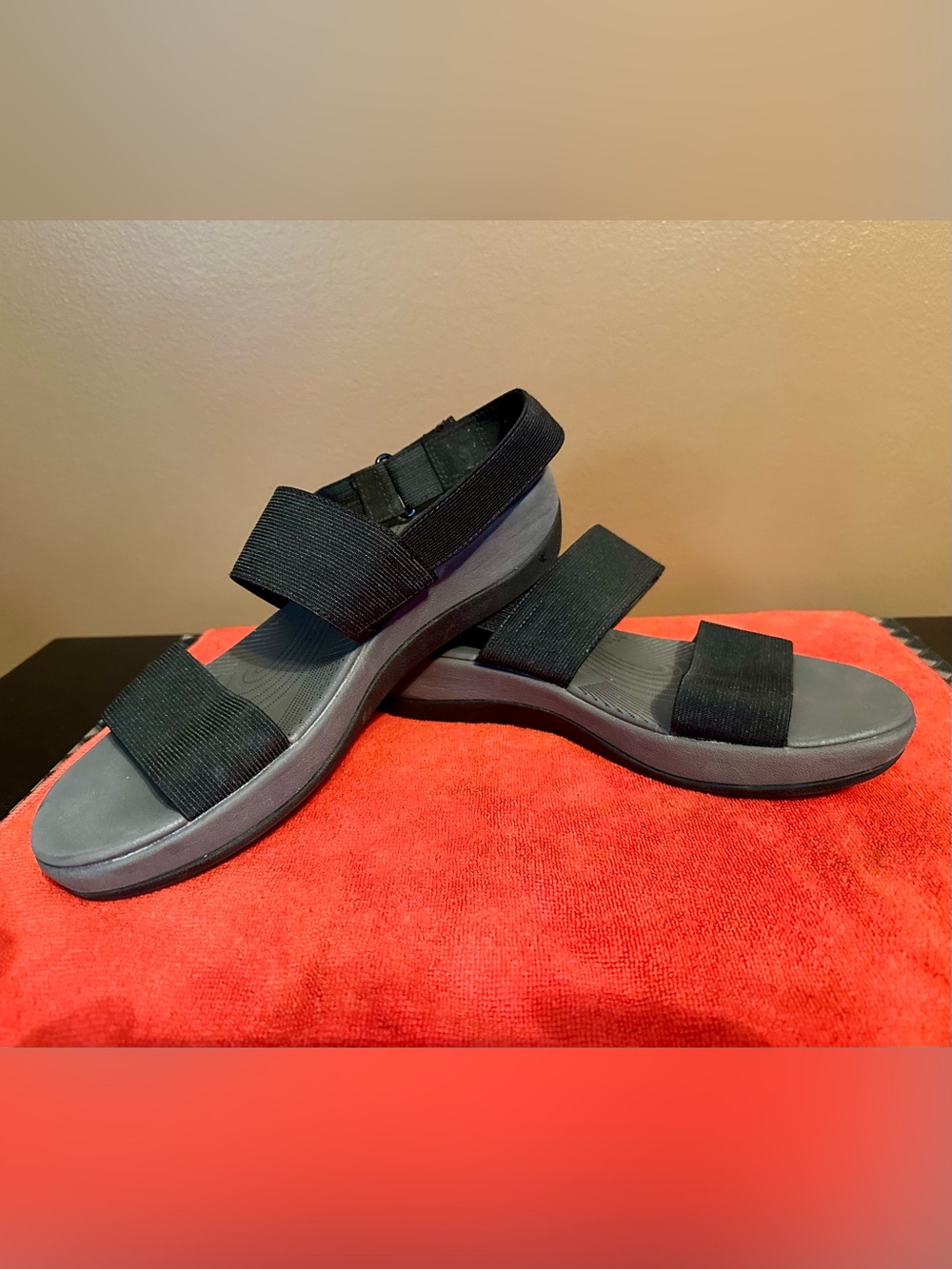 Clarks Cloudsteppers Arla Jacory 
Black Elastic Strap Sandals - size 9